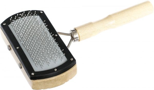 Пуходерка Trixie с деревянной ручкой с шариками 10x18 см 2300