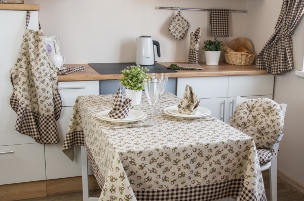 Скатерть Lucy Коричневый цветок 136x136 см 