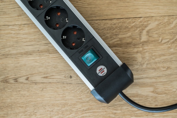 Подовжувач з вимикачем Brennenstuhl Premium-Alu-Line із заземленням 6 гн. чорно-сірий 3 м 1391030600 