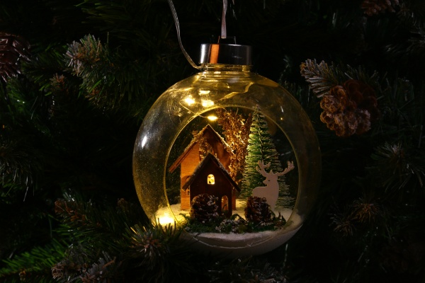 Елочная игрушка с подсветкой в форме шара с домом на 5 светодиодов в ассортименте 18,5 см 