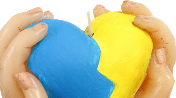 Свічка Pako-If серце в долонях 