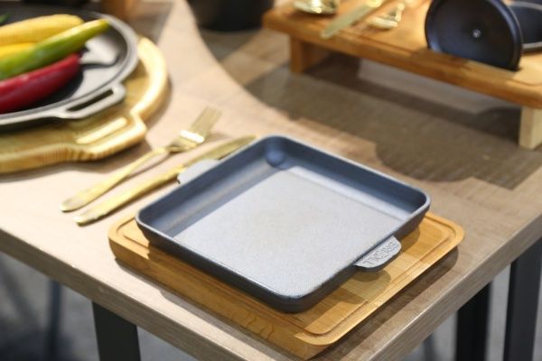 Сковорода чавунна квадратна з підставкою 180х180х25 мм HoReCa Brizoll