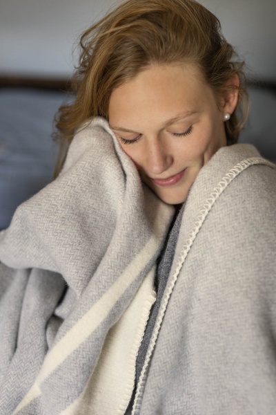 Плед Stripe nature 150x200 см світло-сірий Biederlack 