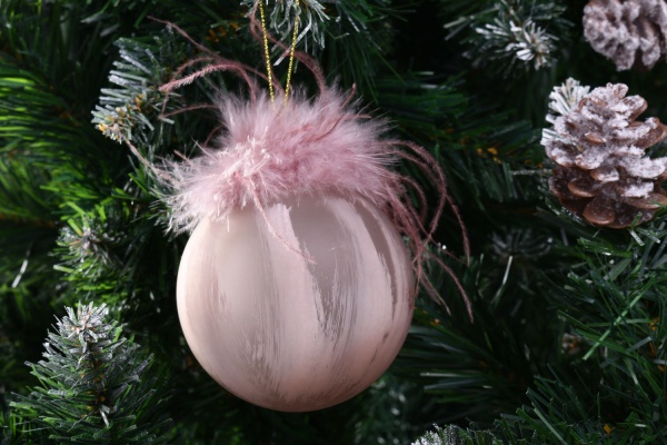 Елочная игрушка в форме шара с перьями 8 см 