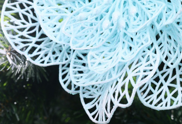 Цветок декоративный новогодняя большая голубая присыпка 20 см с зажимом