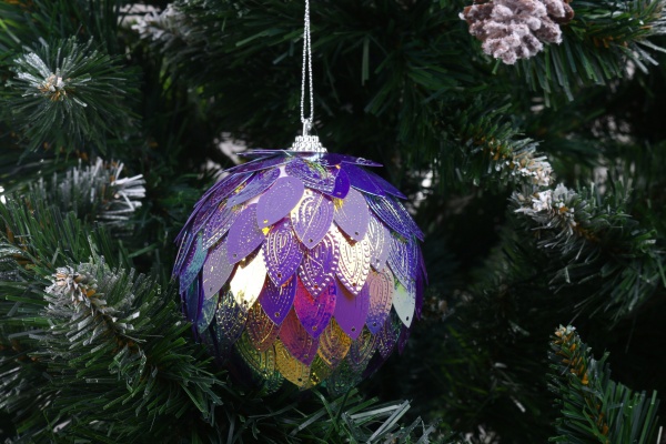 Ялинкова іграшка у формі кулі з паєтками 10 см в асортименті CAA125170 