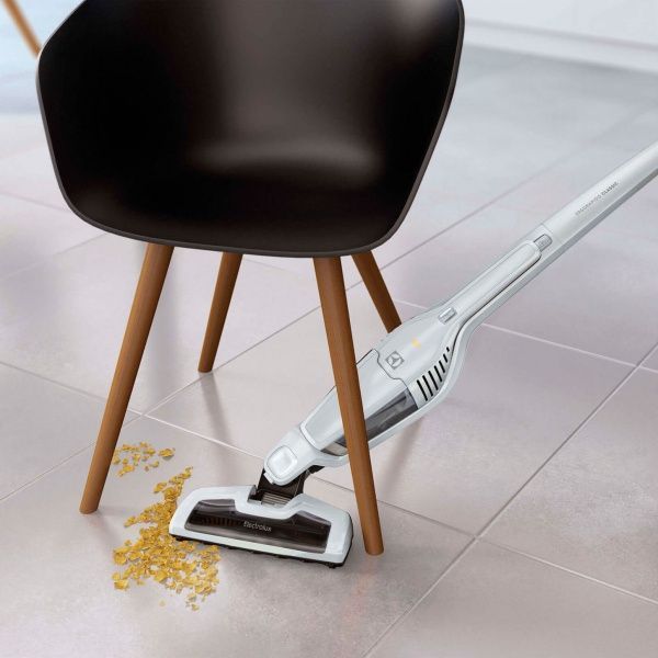 Пылесос аккумуляторный Electrolux EERC70IW white 