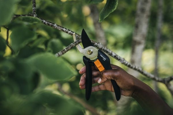 Секатор плоскостной Fiskars Solid P121 (1057160) 