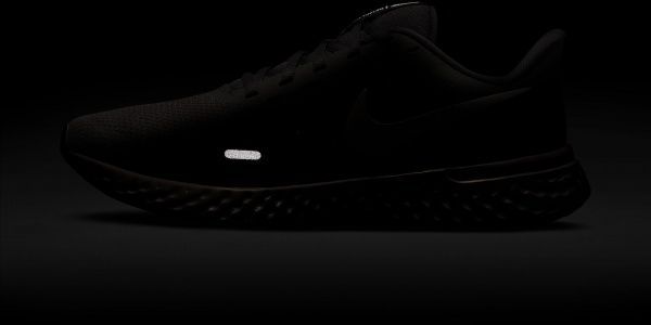Кроссовки Nike NIKE REVOLUTION 5 BQ3207-002 р.US 7 черный