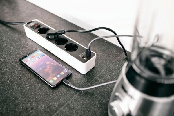 Удлинитель с выключателем Brennenstuhl Ecolor 2 USB 5V 2100 mA с заземлением 4 гн. белый 1,5 м 1153240026 