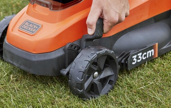 Газонокосарка акумуляторна Black+Decker BCMW3318L2