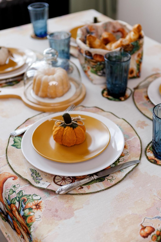 Скатерть Тыквенные гномы 135x220 см бежево-желтый Прованс