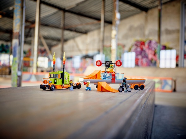 Конструктор LEGO City Каскадерська вантажівка 60294