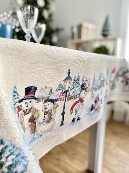 Скатерть Снеговики-затейники 137x240 см Limaso 