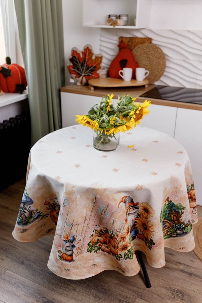 Скатерть Тыквенные гномы d180 180x180 см бежево-желтый Прованс