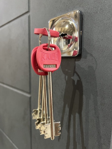 Двері вхідні Мавіс Н-22 бетон антрацит / білий 2050х880 мм праві