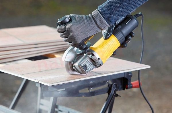 Болгарка (угловая шлифмашина) Stanley FatMax FMEG220