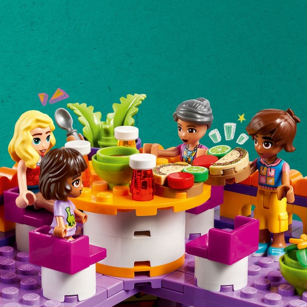 Конструктор LEGO Friends Хартлейк-Сити. Общественная кухня 41747