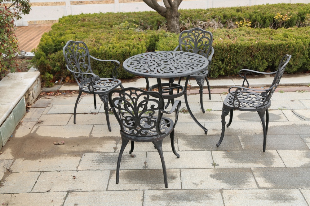 Комплект металлической мебели Bella Vita круглый стол 85x74 см + 4 кресла бронзовый