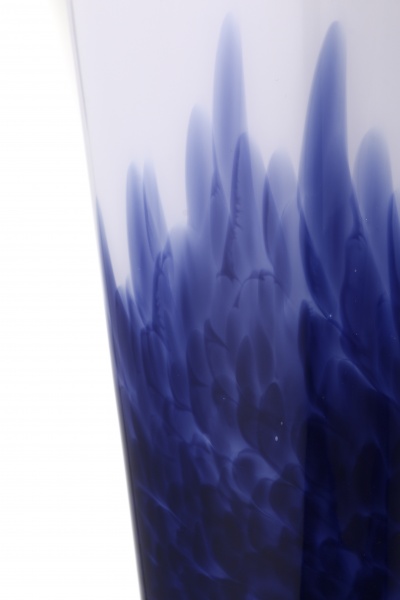 Ваза скляна Wrzesniak Glassworks Confetti опал 35 см кобальтовий 