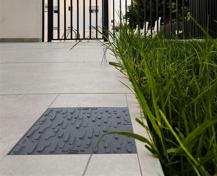 Люк квадратный Vodaland 600x600 мм Easy DN430 легкий с замком черный