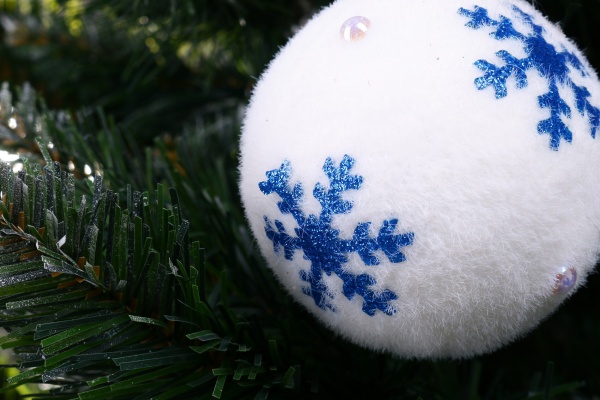 Куля новорічна Shunda пінопластиковий 80 мм біло-синій SDA213480WB