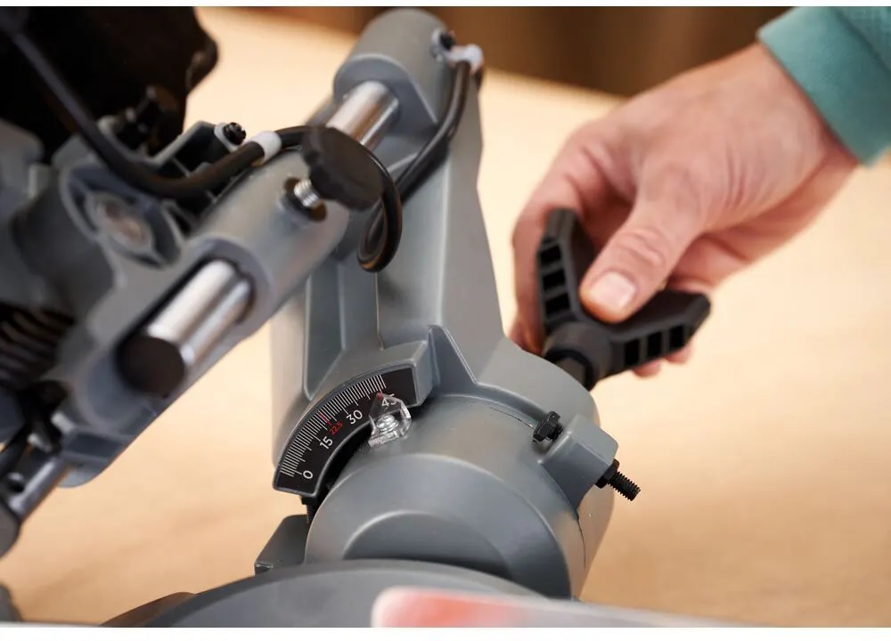 Пила торцювальна Black+Decker BES701