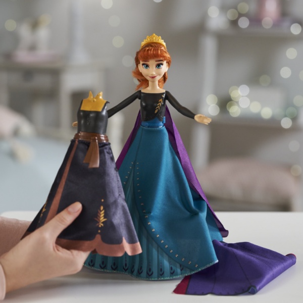Кукла Hasbro Disney Frozen 2 Королевский наряд в ассортименте (Эльза/Анна) E7895