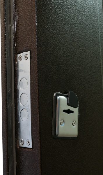 Дверь входная металлические Y1S043C056 2 замка (соты) коричневый 2050х860 мм левая