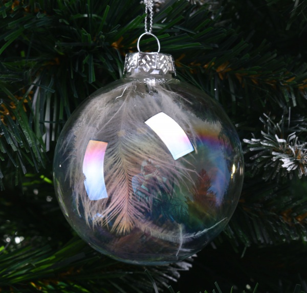 Елочная игрушка в форме шара прозрачная с перьями 8 см 