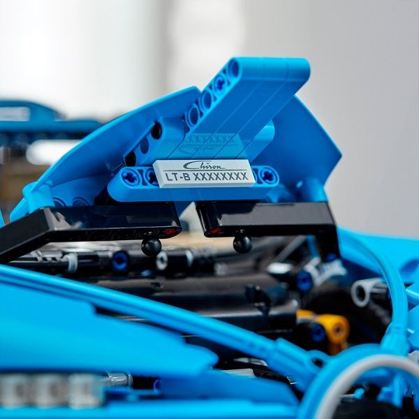 Конструктор LEGO Technic Bugatti Chiron 42083
