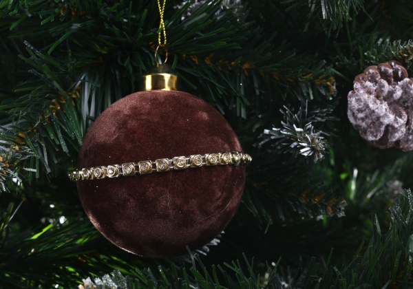 Елочная игрушка в форме шара с бусинами 8 см 