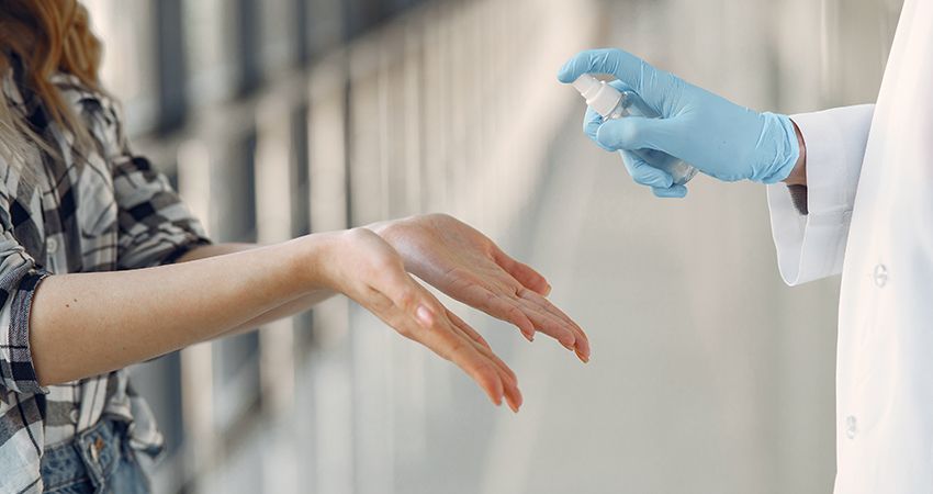 Пользуйтесь антисептиком и одевайте маску