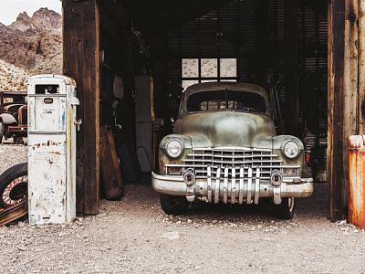 Репродукция Авто в гараже 60x80 см Арт Фемелі 