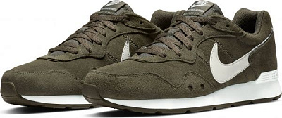 Кроссовки Nike Nike Venture Runner Suede CQ4557-300 р.8,5 зеленый