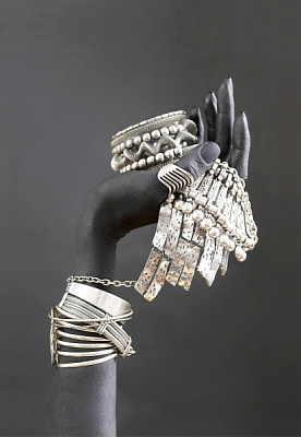 Репродукція Рука зі сріблом 50х80 80x50 см Арт Фемелі