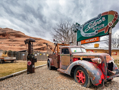 Репродукция Старая заправка 60x80 см Арт Фемелі 